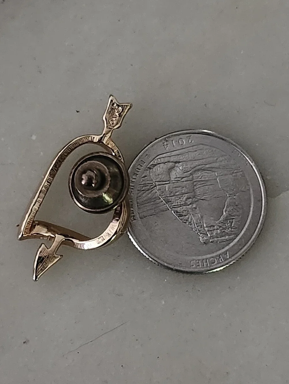Vtg Avon Gold Tone Open Heart with Arrow Accent Pin Brooch